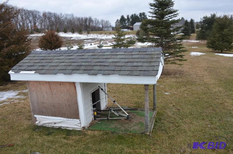 lot 151 image: Dog house Bring help to remove, it may be fro...