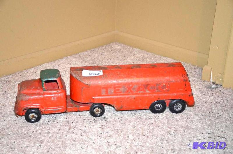 lot 158 image: Vintage Texaco metal tanker truck 22" lo...