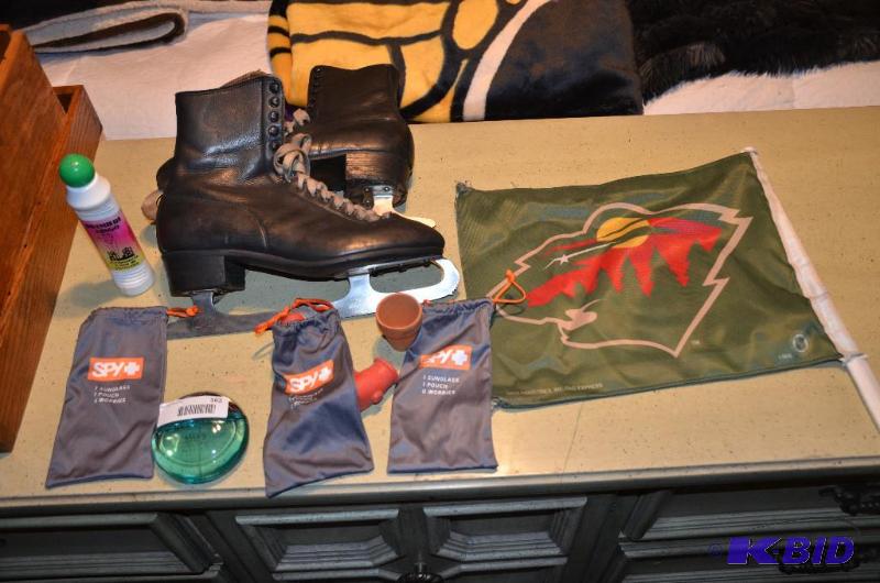 lot 162A image: Vintage Hyde ice skates, flag, sunglass bag, ...