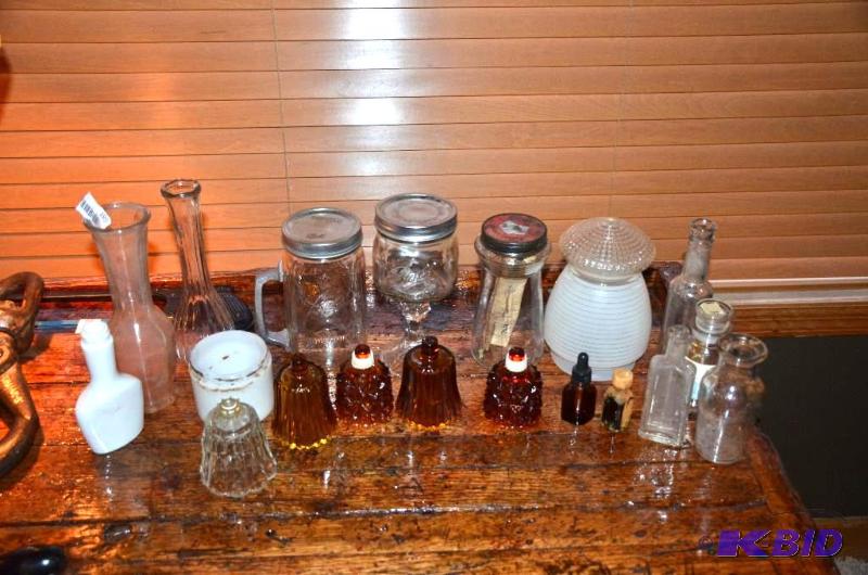 lot 199 image: Assorted glass - one very uniquely shaped lam...