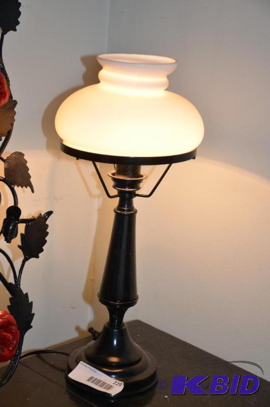 lot 229 image: Beautiful table lamp 24" tall...