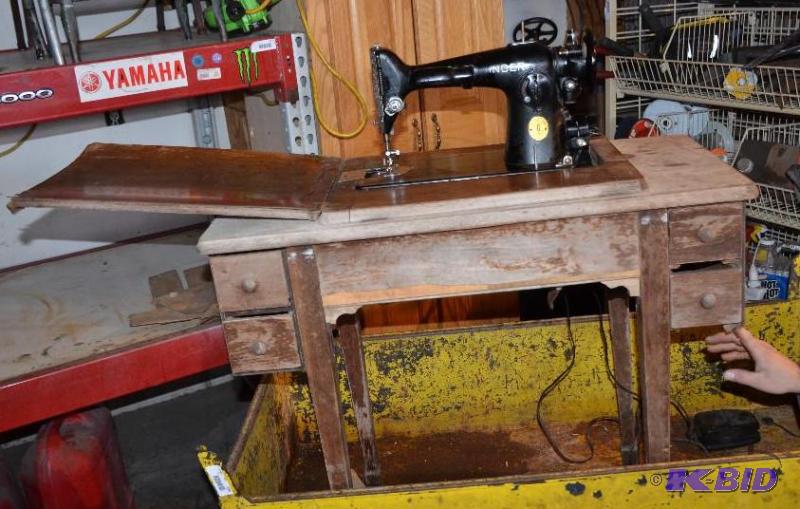 lot 243 image: Vintage 1941 Singer sewing machine #AG684043 ...