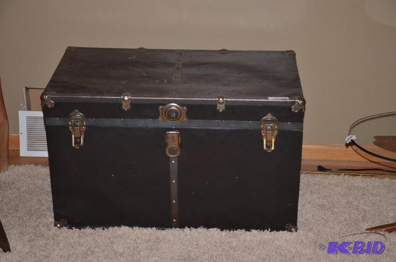 lot 25 image: Wood trunk 34x21x18...
