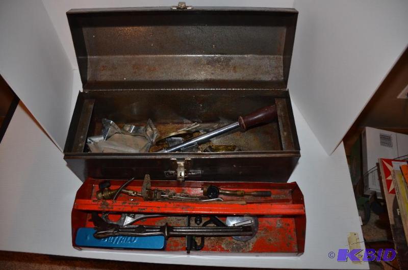lot 52 image: Vintage metal tool box 19x9x7 with contents t...