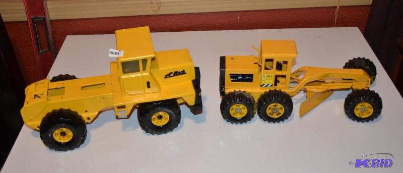 lot 83 image: 2 Tonka toys -  truck & grader that ...