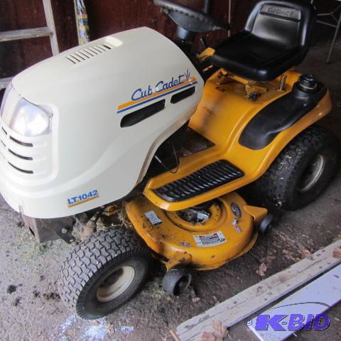 Cub Cadet 1042 Lawn Tractor