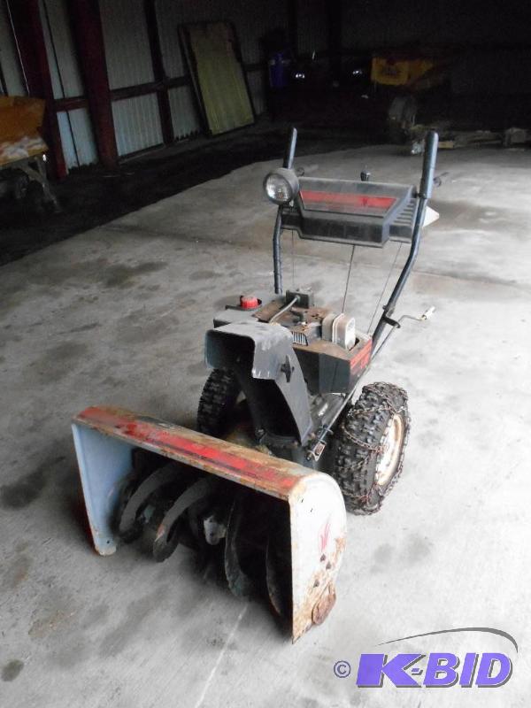 lot 11 image: Snowblower. 8HP. 26.