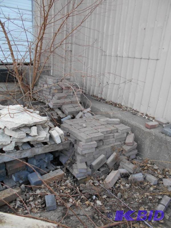 lot 25 image: Two pallets of brick on the right side of the photo.