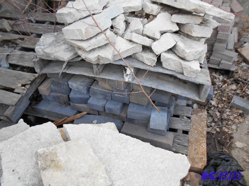 lot 26 image: The bottom pallet with gray bricks on it in the photo.