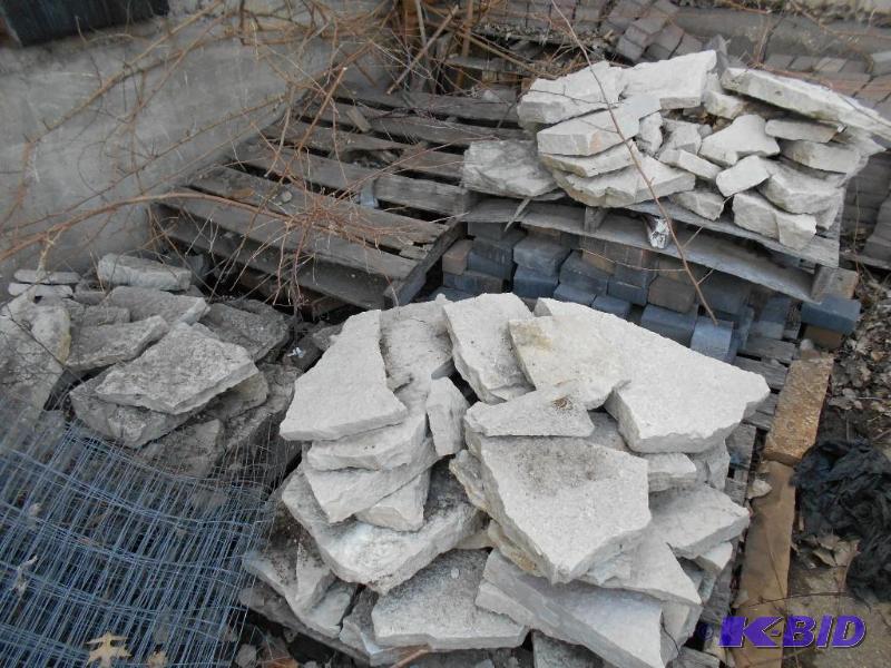 lot 27 image: Three pallets of white stone in the photo.