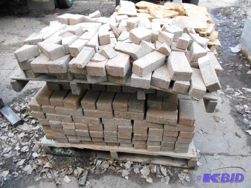 lot 31 image: Bottom pallet in the photo of bricks.