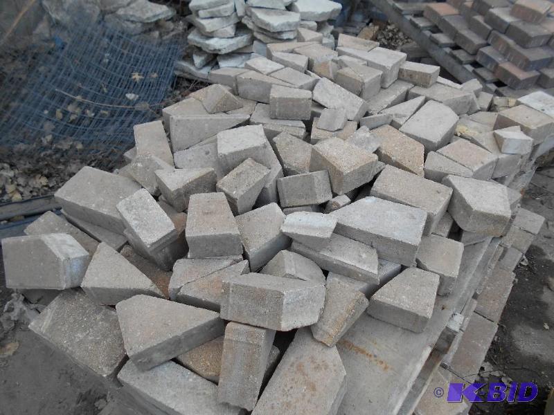 lot 32 image: Top pallet of brick.