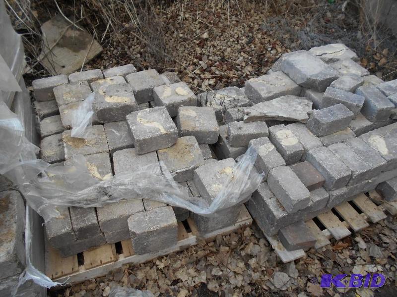 lot 35 image: Two pallets of bricks.