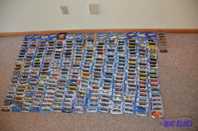 lot 110 image: Hot Wheels in original package - 286 cars...