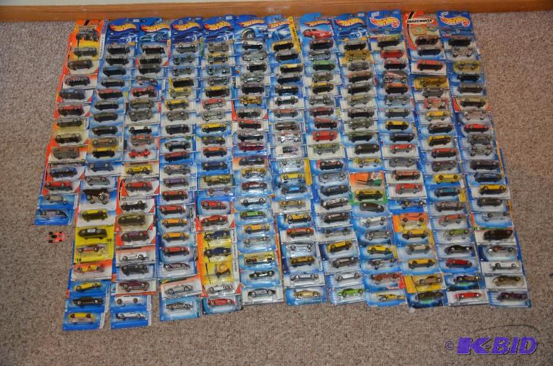 lot 111 image: Hot Wheels in original package - 233 cars...