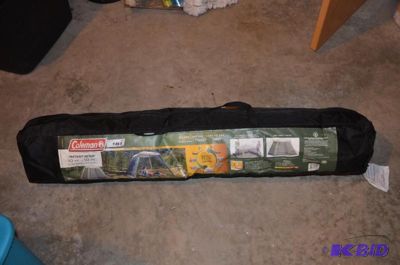 lot 123 image: Coleman instant set up screen canopy 10x10 fe...