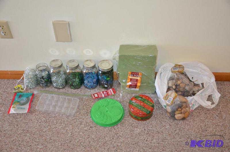 lot 143 image: Craft decor - stones, beads, more...