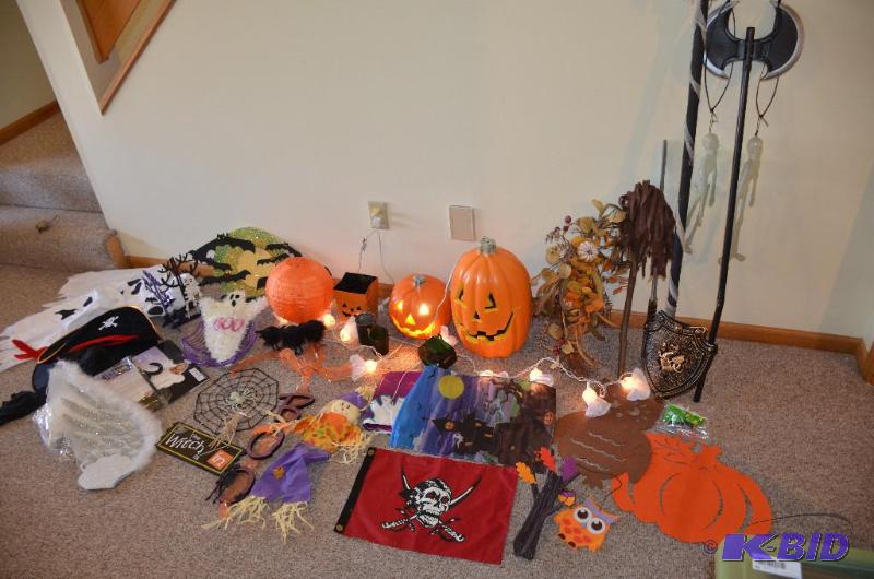 lot 161 image: Fall Holiday decor...