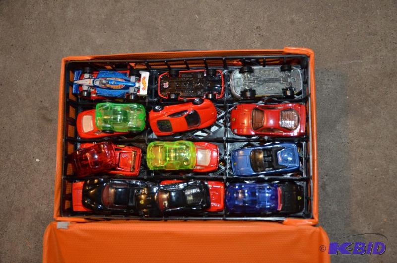 lot 176 image: Case of 31 Hot Wheels & Matchbox cars, in...