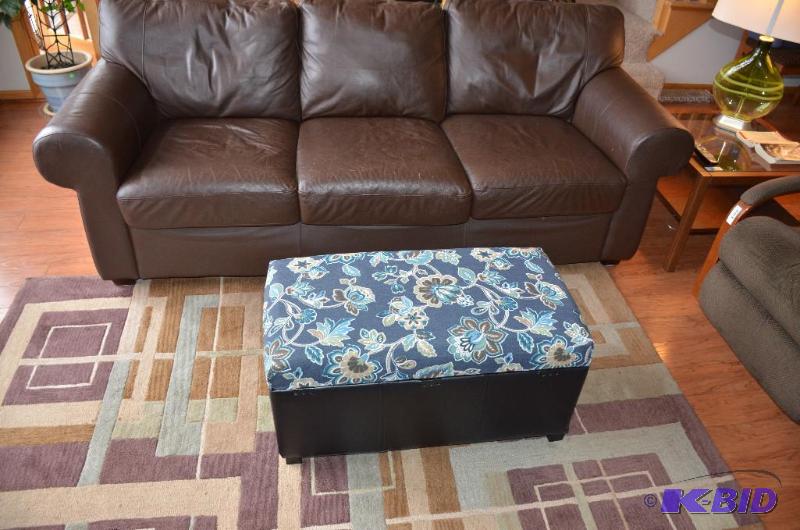 lot 19 image: Ottoman with storage.  32&quotx16&quotx16&...