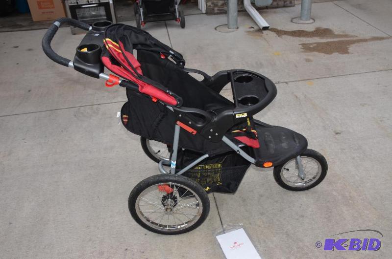 lot 203 image: Baby trend Maclaren 3 wheel folding stroller ...