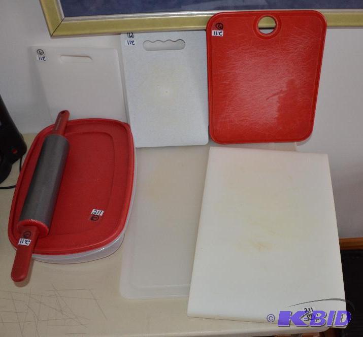 lot 211 image: Cutting boards and rolling pin - kitchen ware...