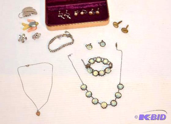 lot 220 image: Jewelry - Necklace, earrings, broach, cuff li...