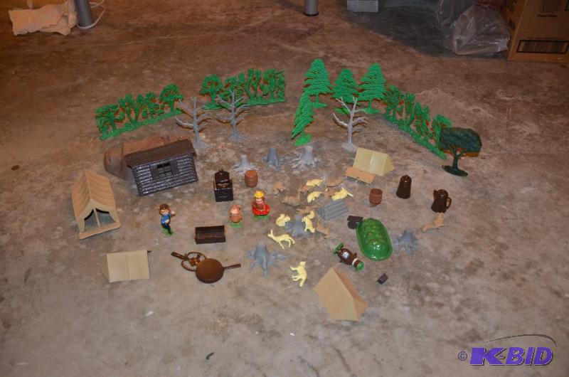 lot 226 image: Vintage Toys - Yogi Bear set,...