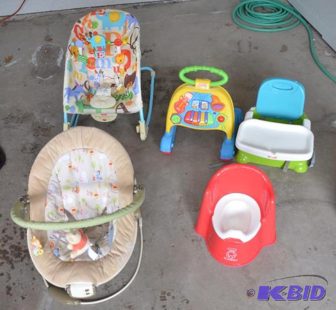 lot 230 image: Fisher Price Infant-to-Toddler Rocker - sooth...