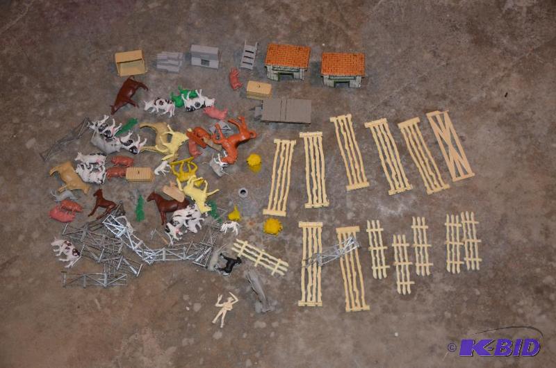 lot 233 image: Vintage farm play set, animals, people, fence...