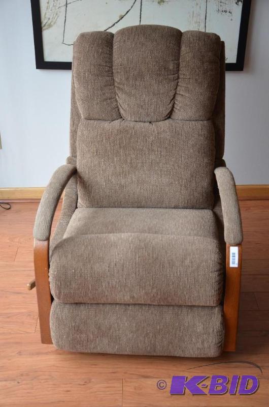 lot 27 image: Lazy Boy reclining rocking chair.   ...