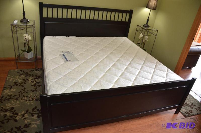 lot 46 image: Sleep number classic series king size mattres...