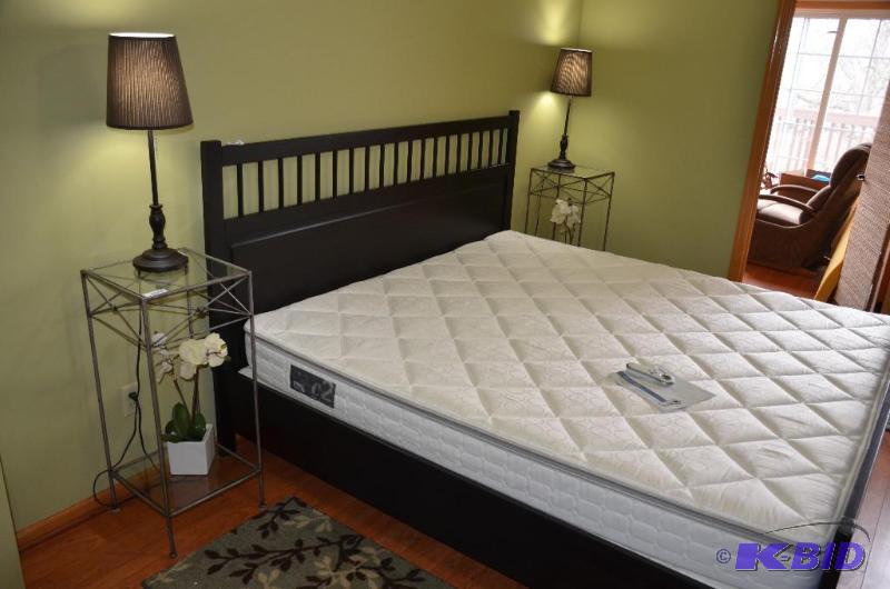 lot 49 image: Matching bedroom set from Pier one imports 2...