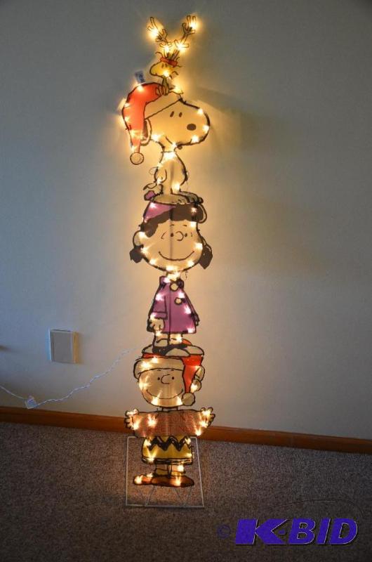lot 72 image: Lighted Peanuts characters Christmas decor. 6...