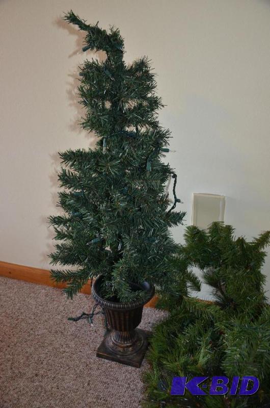 lot 73 image: Christmas wreath and Christmas tree 34" ...