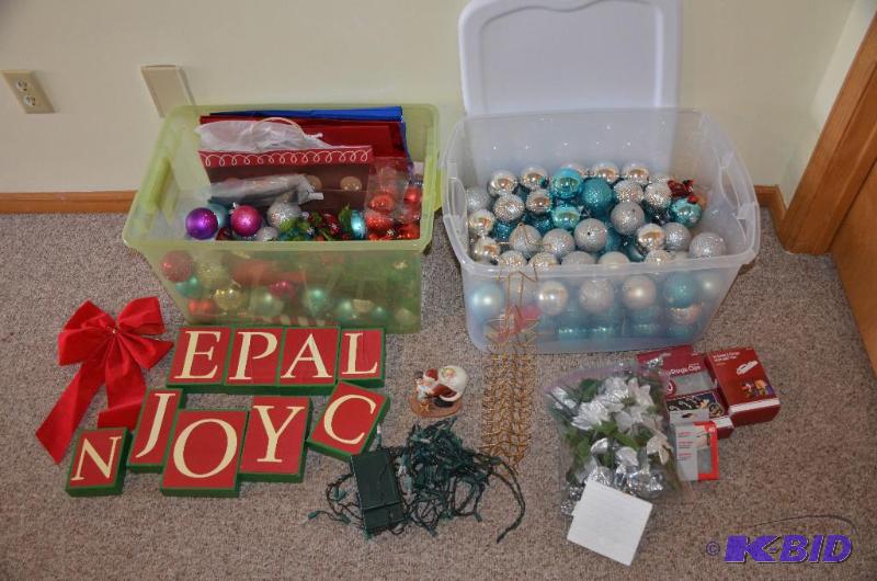 lot 76 image: 2 tubs of glass Christmas tree ornaments....
