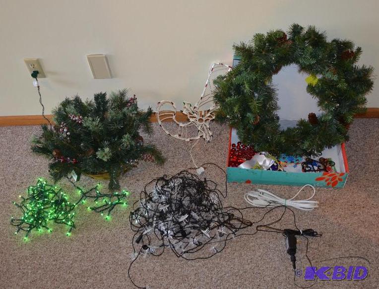 lot 80 image: Lot of Christmas decor...