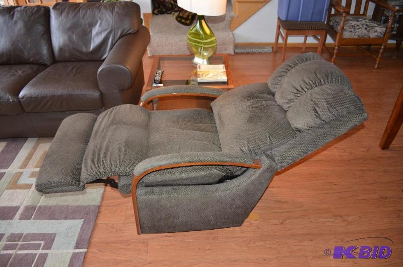 lot 9 image: Green Lazy Boy rocker and Recliner.   ...
