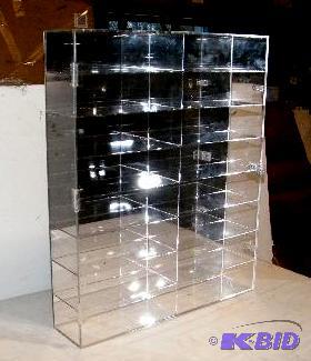 lot 101 image: Showcase Cabinet - Made to display&nbspdieca...