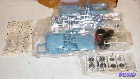 lot 113 image: AMT 1957 T Bird Hardtop Convertible Model Kit...