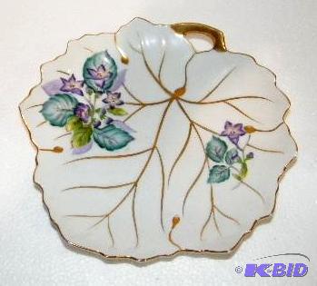 lot 7 image: Hand Painted Decorative Leaf Plate - Has gold...