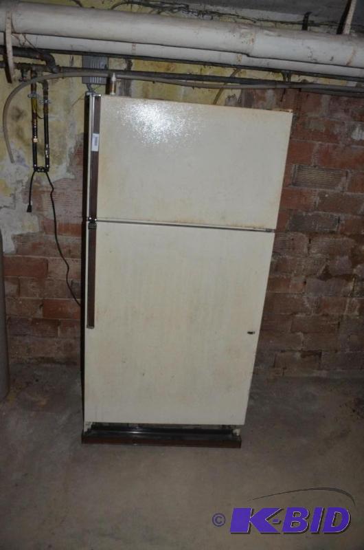 lot 105 image: Kenmore Refridgerator 19.6 cubic feet....