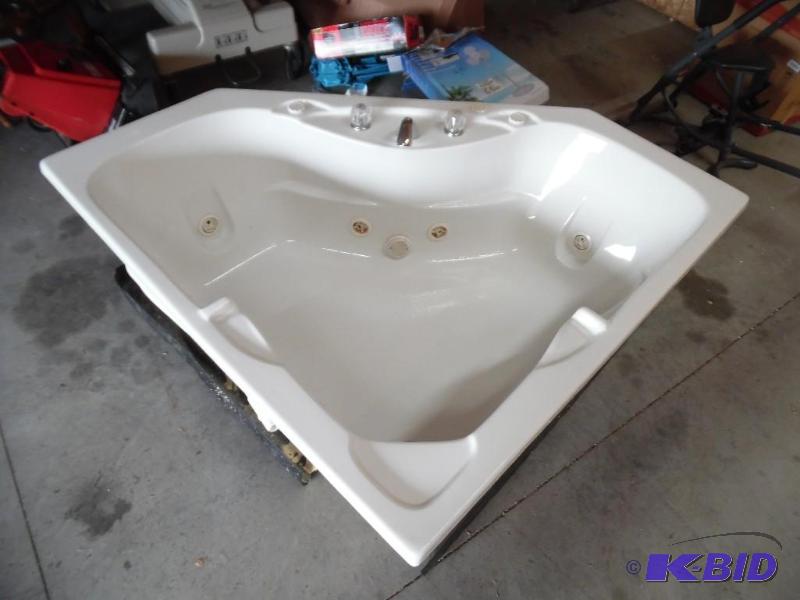 Corner whirlpool tub