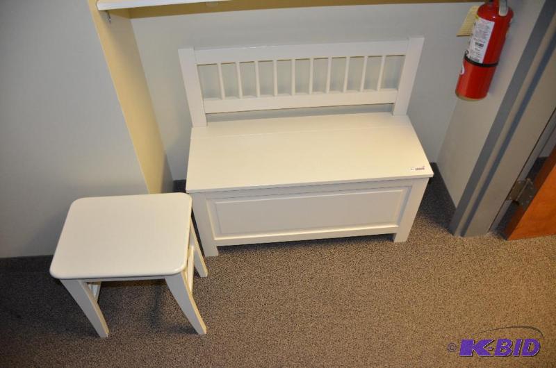 lot 107 image: White wood bench seat 14x33x30...
