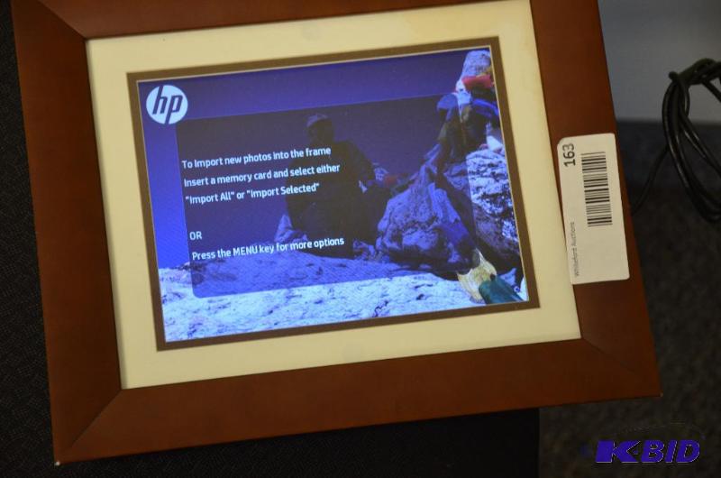 lot 163 image: HP digital photo frame 10x8.5" powers up...