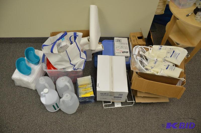 lot 199 image: Large lot of small baggies and medical items ...
