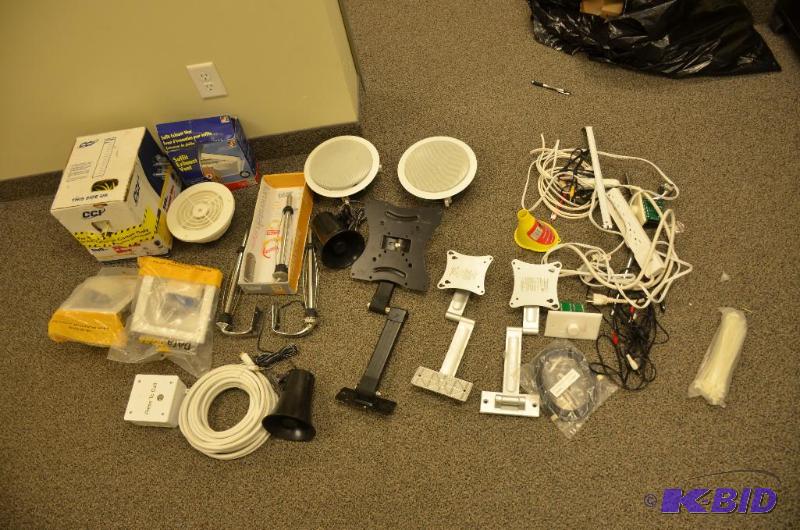 lot 206A image: Paper towel holders , approx. 15 hdmi cord, ...
