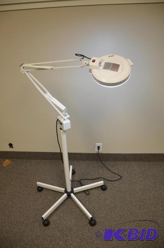 lot 259 image: White magnifying rolling lamp Model M-2021...