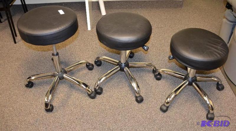lot 267 image: 3 Clinical office adjustable height stools wi...