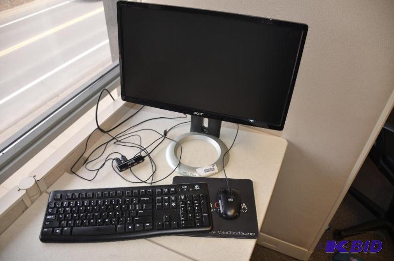 lot 289 image: Acer LCD Computer Monitor. Model S211HL.Comes...